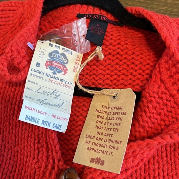 Vintage Lucky Brand Red Cape Wrap Chunky Knit Woven Wool Wood Buttons M Fringe - Picture 3 of 5